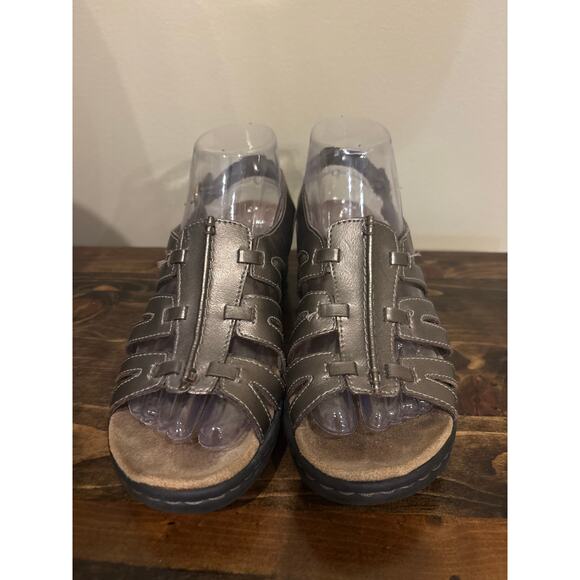 Clarks Bendables Women’s Size 7M Brown Leather Wedge Sandals Buckle Strap - Picture 2 of 7